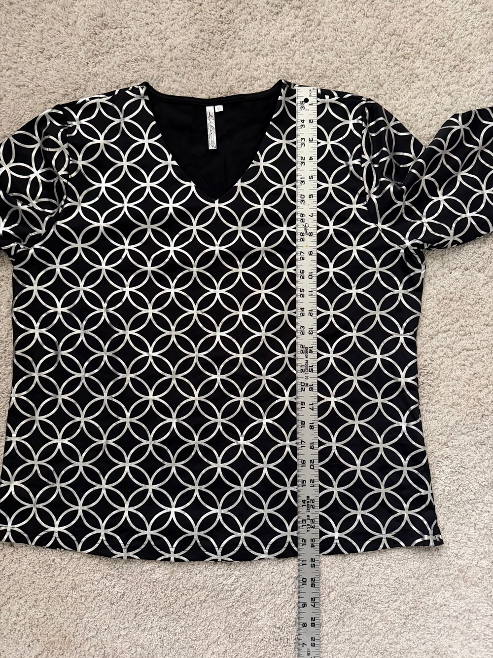 Lulu-B Black V-Neck Tunic with Silver Circle Geometric Print - Picture 7 of 7